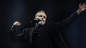 Miguel Bosé vuelve a los escenarios "reconstruido" tras "unos años de infierno"