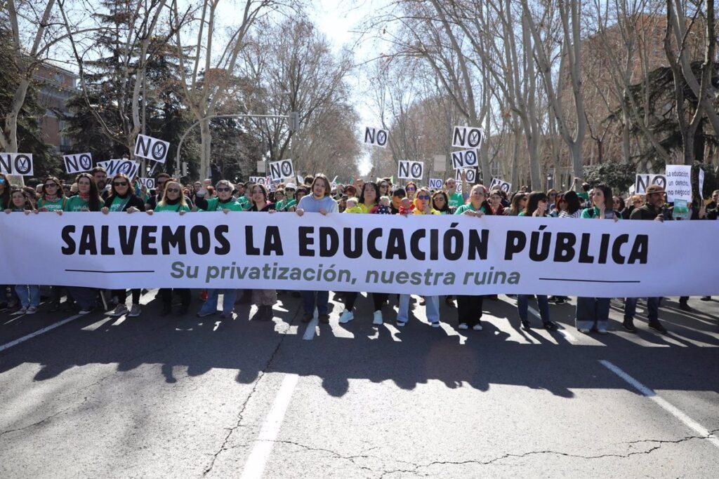 Miles de personas marchan en Madrid en la manifestación por la Educación Pública