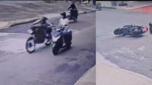 Momento en el que una mujer es arrastrada en su moto por un motoladrón en Bucaramanga