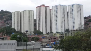 Muere niño tras caer desde un piso 18 en El Valle