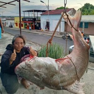Mujer pescó en el río Orinoco un bagre de 146 kilos