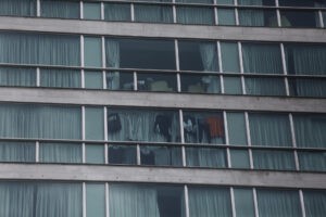 Panamá traslada a migrantes deportados desde EEUU a campamento en el Darién