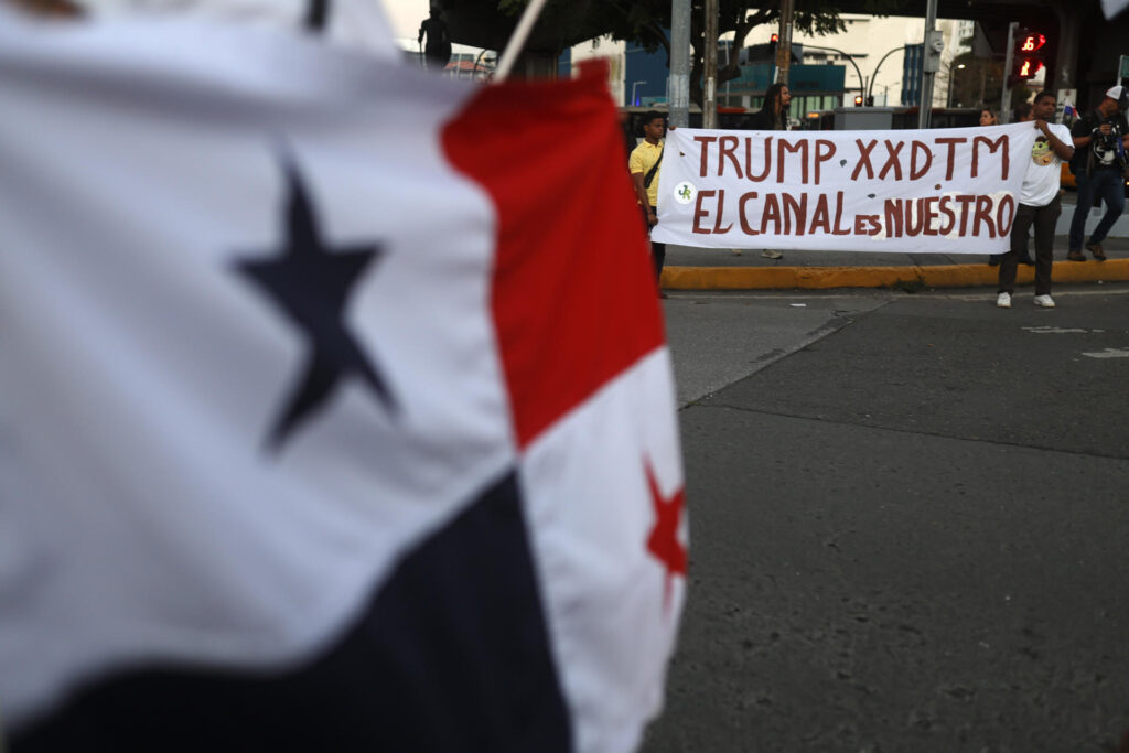 Panameños agitan el fervor patriótico en defensa del Canal con la "siembra de banderas"