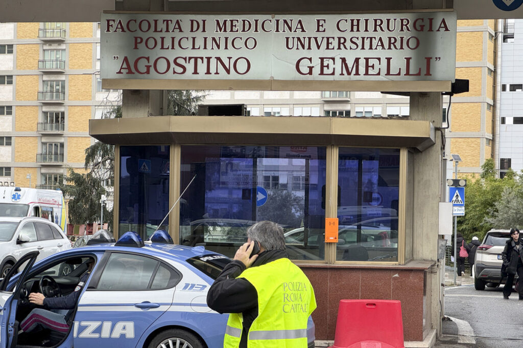 Papa Francisco en condición estable en hospital, pero con algo de fiebre