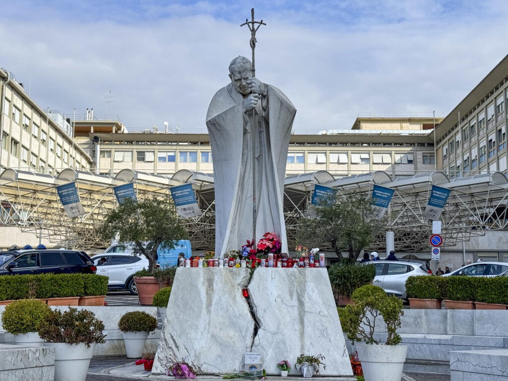 Papa Francisco experimenta "leve mejoría"; insuficiencia renal "no es preocupante", asegura el Vaticano