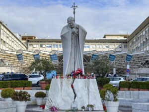 Papa Francisco experimenta "leve mejoría"; insuficiencia renal "no es preocupante", asegura el Vaticano