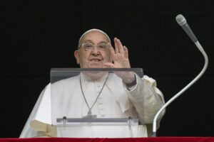 Papa Francisco presenta "una ligera mejoría" en su sexto día de hospitalización