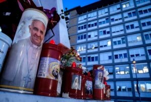 Papa Francisco sufre crisis respiratoria y permanece en estado crítico