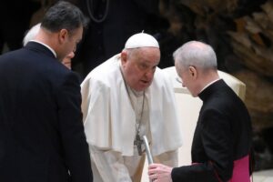 Papa Francisco sufre de bronquitis, pero seguirá su agenda de los próximos dos días en Casa Santa Marta