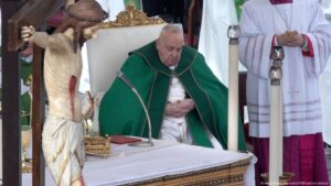 Papa Francisco tuvo "noche tranquila" tras ser hospitalizado – DW – 15/02/2025