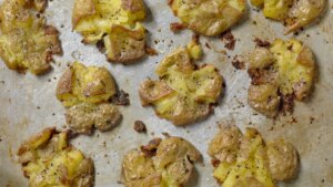 Patatas chafadas extra crujientes con ajo, romero y parmesano, una guarnición deliciosa y sencilla