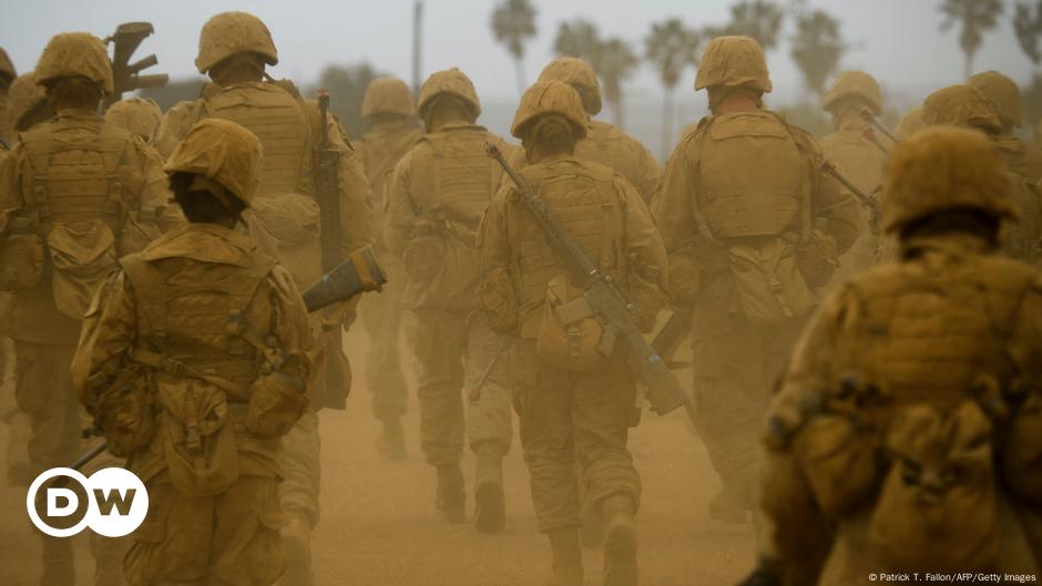 Pentágono prohíbe a transexuales enrolarse en el ejército – DW – 10/02/2025