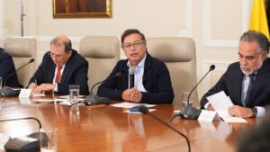 Petro pide la renuncia de todos sus ministros y directores
