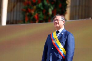 Petro pide renuncias al gabinete ministerial y otros altos funcionarios para reestructurar el gobierno