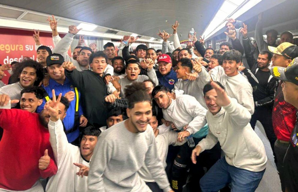 Petro saludó llegada "sin esposas" de migrantes venezolanos en vuelos desde EEUU