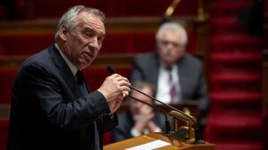 Piden la dimisión del primer ministro francés François Bayrou tras ser acusado de tapar abusos en una escuela