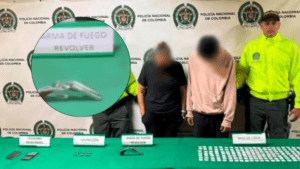Policía iba a capturar a un hombre y terminaron arrestando también a su madre por microtráfico