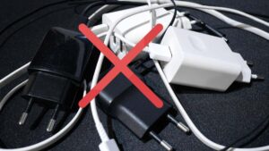 Por qué los móviles nuevos en España ya no vienen con cargador