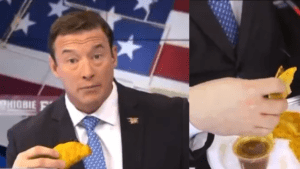 Presentador en Estados Unidos se burló de migrantes que están siendo deportados mientras comía tacos
