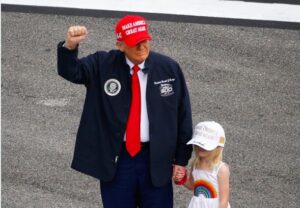 Presidente Trump disfruta de la carrera del Daytona 500 - AlbertoNews