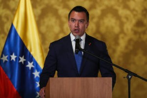 Presidente de Ecuador impone aranceles del 27 % a productos de México