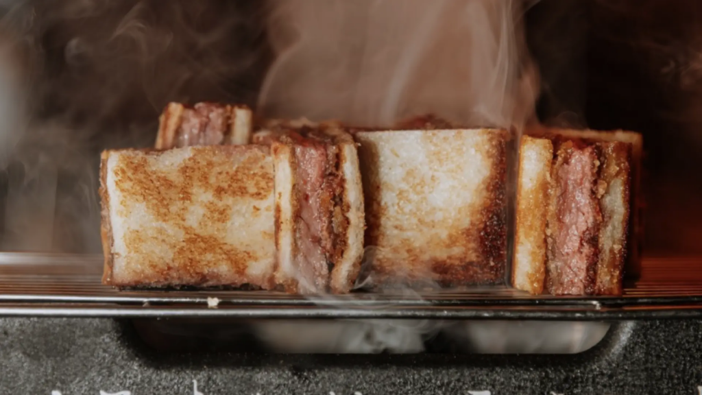 Qué es el katsu sando y por qué este plato japonés está tan de moda en España