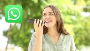 Qué significa que una persona solo te conteste con audios en WhatsApp, según la psicología