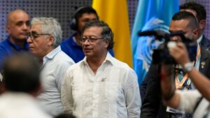 Renuncian dos altos funcionarios del gobierno colombiano por tensiones tras insólita reunión en vivo