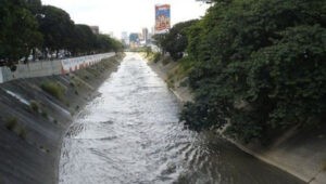 Rescatan a un hombre que cayó a las riberas del río Guaire