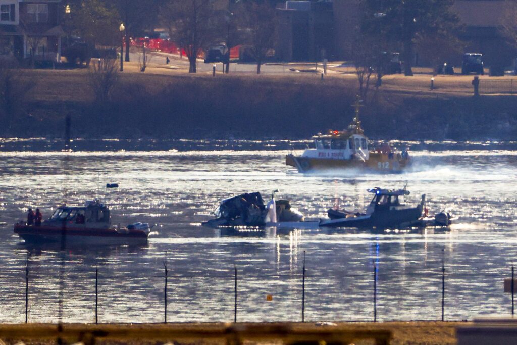 Rescatistas aún buscan a 14 desaparecidos del accidente aéreo en Washington D.C.