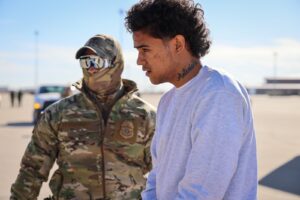 Secretaria de Seguridad de EEUU revela fotos de los primeros migrantes enviados a Guantánamo: "Albergará a los peores de los peores" - AlbertoNews