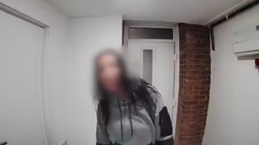 Su esposo le dijo que se iría de viaje y la forma en la que lo descubrió con su amante se hizo viral