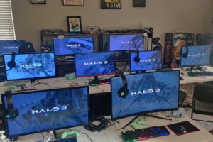 Su hijo quiere jugar a Halo con sus amigos por su cumpleaños, así que le monta una LAN Party épica con 9 PC Gaming y 15 videojuegos