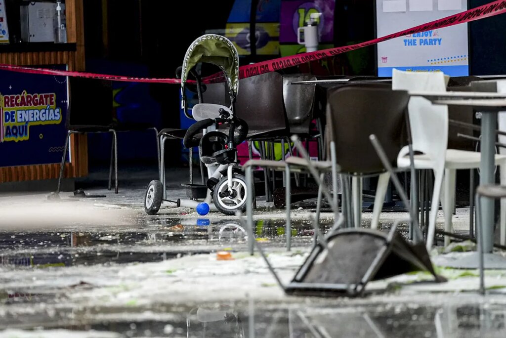 Sube a ocho el número de muertos en el desplome de un centro comercial en Perú