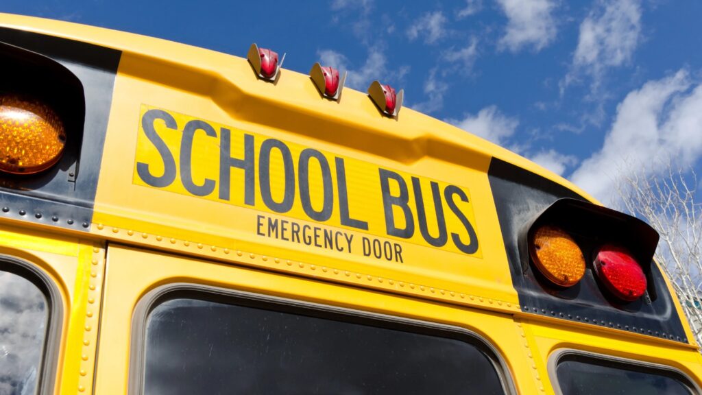 Suspenden a conductor de autobús escolar en EE.UU. por prohibir hablar español a los niños - AlbertoNews