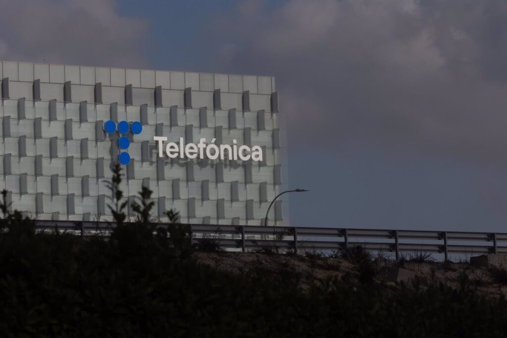 Telefónica vende su filial en Argentina por 1.190 millones a Telecom Argentina, controlada por Clarín