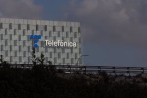 Telefónica vende su filial en Argentina por 1.190 millones a Telecom Argentina, controlada por Clarín