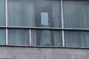Trasladan a 109 migrantes deportados de EE.UU. desde un hotel de Panamá hasta el Darién