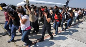 Trasladan a 109 migrantes deportados de EE.UU. en Panamá