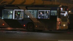 Tres detenidos por explosiones de buses cerca de Tel Aviv – DW – 21/02/2025