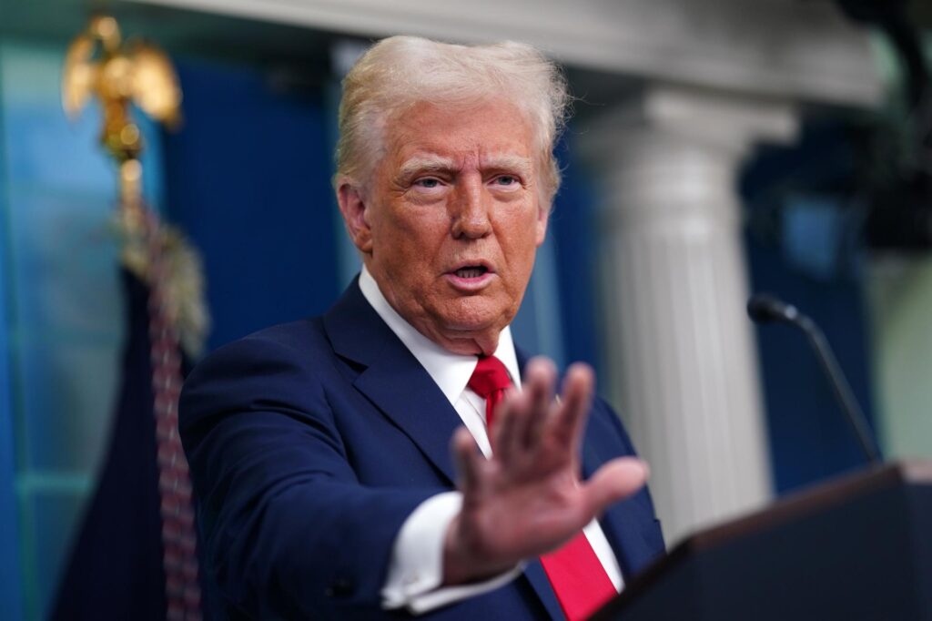 Trump acusa a medios de haber recibido dinero "robado" de Usaid