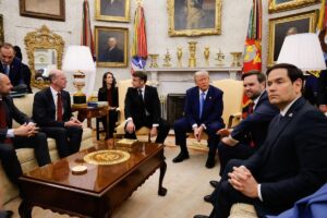 Washington (United States), 24/02/2025.- US President Donald Trump (C-R) meets with French President Emmanuel Macron (C-L) at the Oval Office of the White House in Washington, DC, USA, 24 February 2025. (Francia) EFE/EPA/LUDOVIC MARIN / POOL