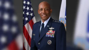 Trump anuncia el reemplazo del jefe del Ejército de EEUU - AlbertoNews