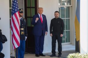 Trump dice ante Zelenski que EEUU ha comenzado a "delimitar" un acuerdo de paz con Rusia