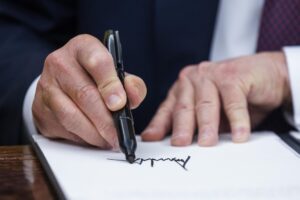 Trump firma un decreto para reducir el costo de la fecundación in vitro - AlbertoNews