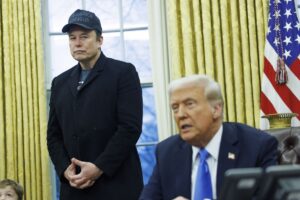 Trump firma un decreto para reducir el tamaño de la Administración y dar más poder a Musk