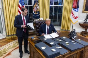 Trump firma una orden para prohibir a mujeres transgénero competir en deportes femeninos - AlbertoNews