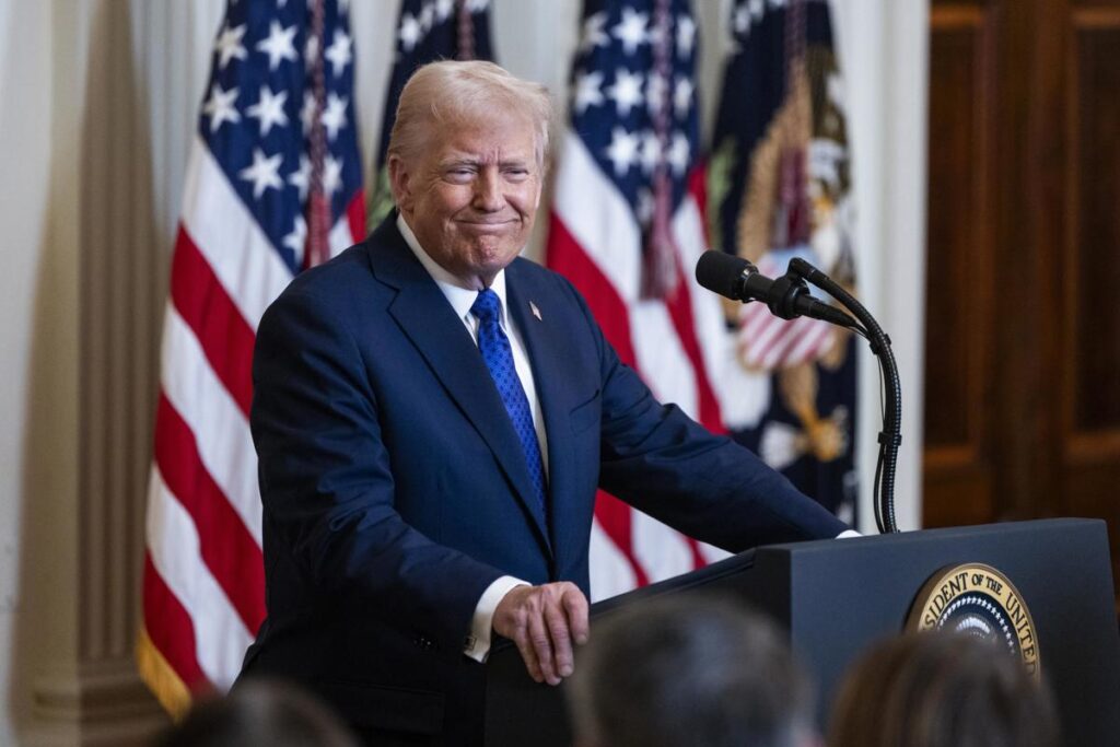 Trump habla con Trudeau tras anunciar aranceles