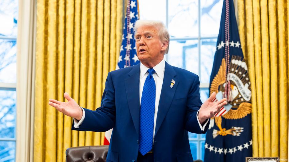 Trump prevé imponer aranceles a automóviles importados – DW – 14/02/2025