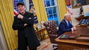 Trump quiere que Musk sea "más agresivo" en recortar gastos – DW – 22/02/2025